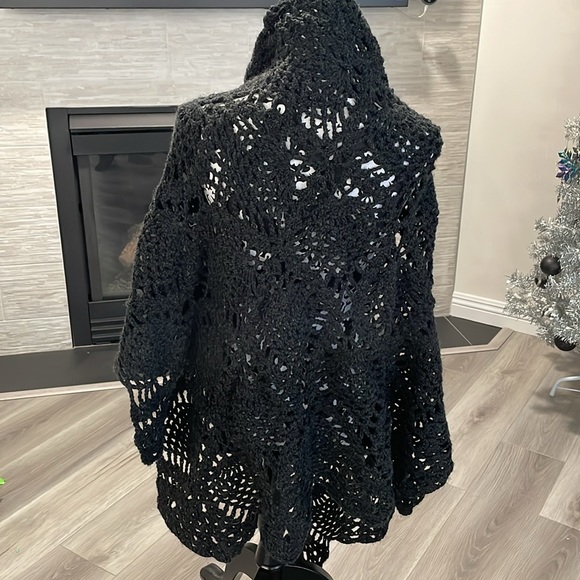 Hand knit shoulder scarf - Picture 3 of 3